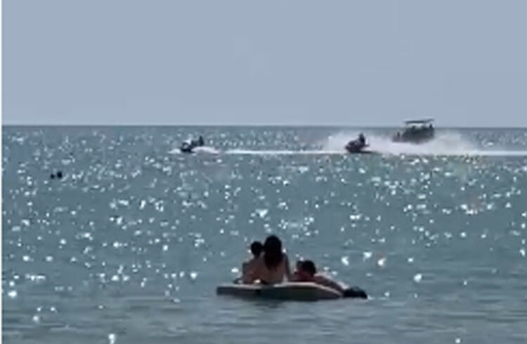 Le moto d’acqua come nel Far West nelle spiagge siciliane. VIDEO