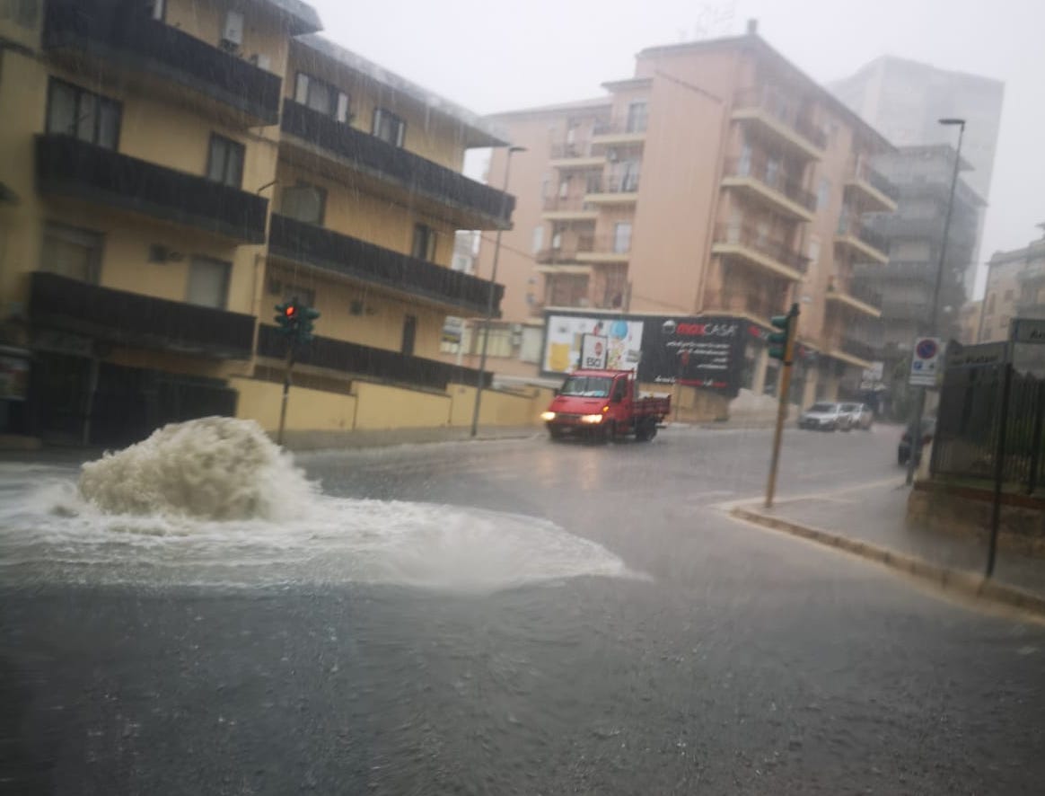Dopo il sole arrivano forte pioggia e tuoni. Tombini saltati. Allerta meteo in corso. Ecco le previsioni