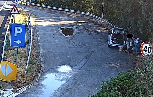 Gli “ecovandali” che buttano i rifiuti indifferenziati nelle piazzole di sosta delle autostrade siciliane. Incastrati dalle videocamere e denunciati
