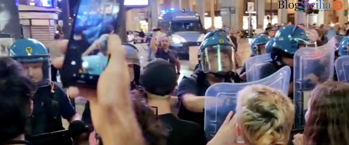 Meloni in Sicilia, manifestanti e giornalisti manganellati. VIDEO