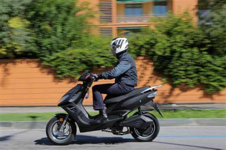 Acate: tenta di fuggire con un motorino appena rubato, coprendo anche la targa, arrestato