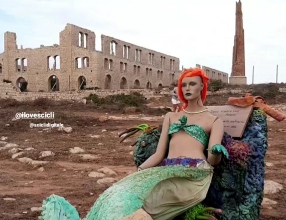 Una sirena al Pisciotto di Sampieri. Installazione artistica contro la superficialità dell’uomo?