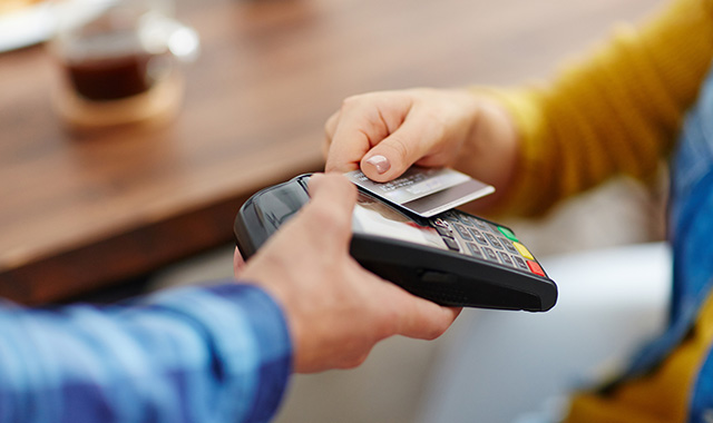Sottrae carta di credito a disabile per acquistare abiti firmati. I provvedimenti del Questore: avvisi orali, D.A.Spo e ammonimenti