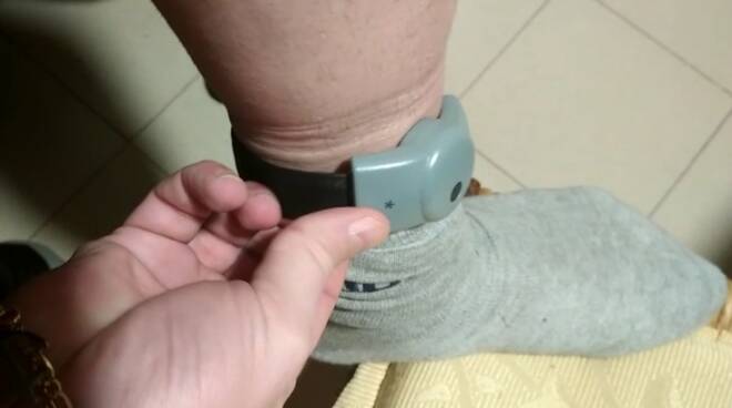 Vittoria, maltratta la compagna fragile e le prende i sussidi: scatta il braccialetto elettronico