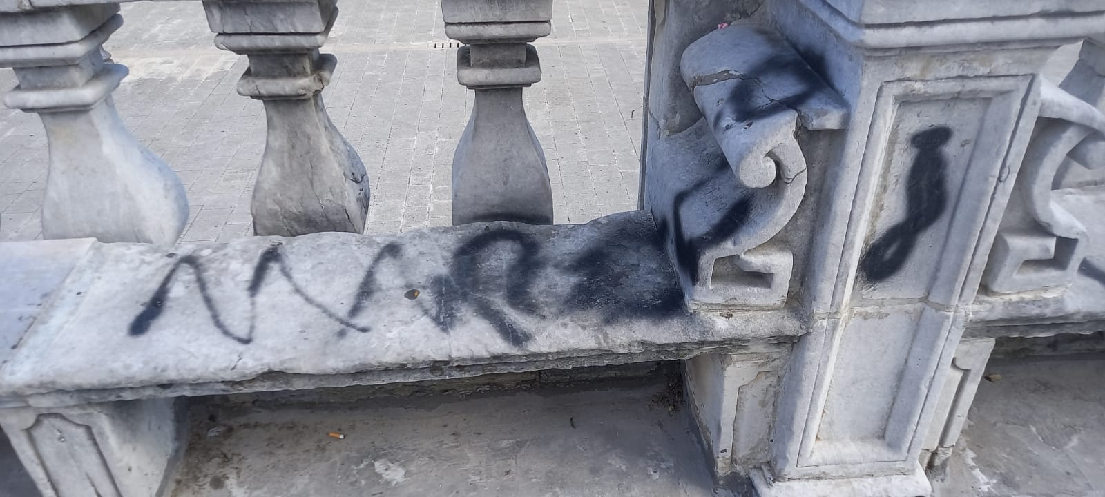 Ancora atti vandalici sul sagrato della Cattedrale. Le foto della bravata sui social