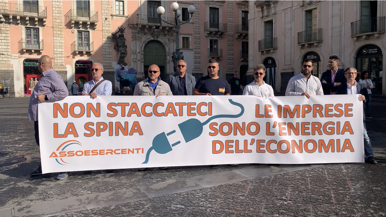 Contro il caro bollette: sit in anche a Catania. Ma chi è che ci guadagna?