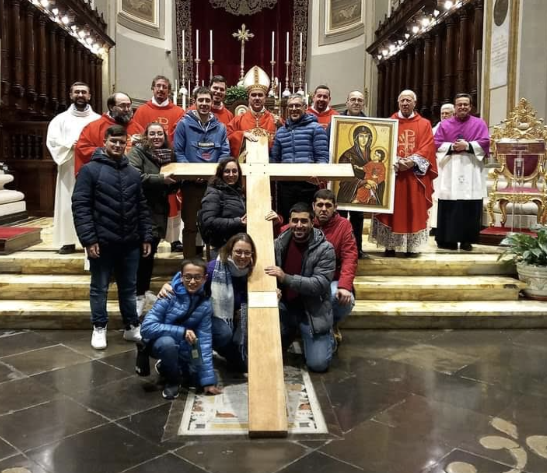 La croce diocesana consegnata dal vescovo ai giovani