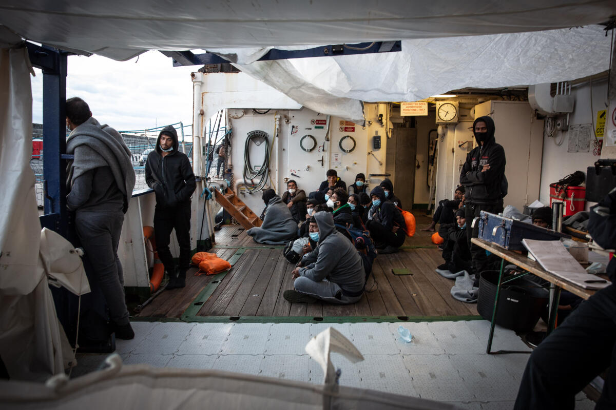 Il caso migranti a bordo della Humanity 1 a Catania: in 35 obbligati a restare a bordo. “E’ illegale”