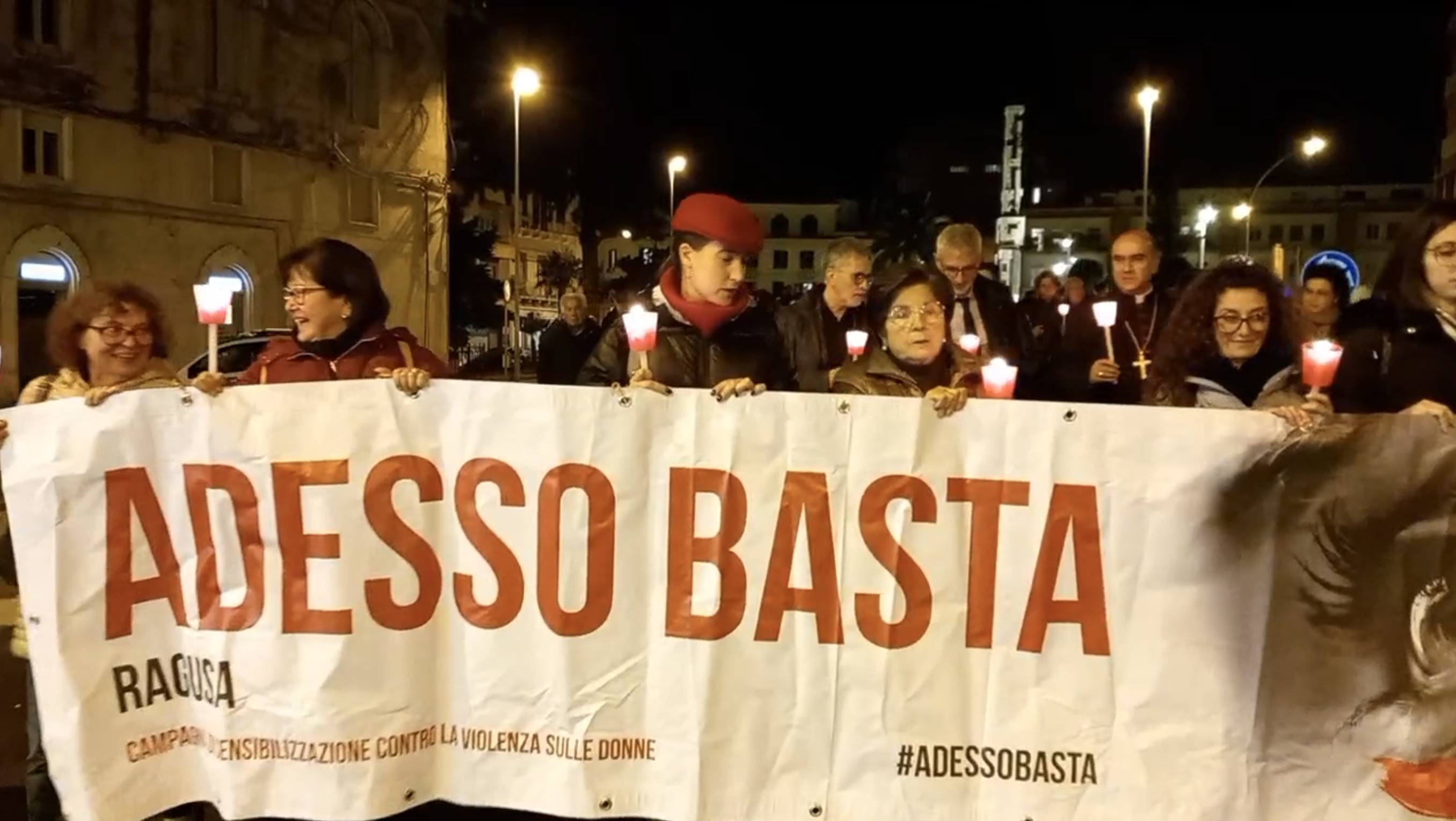 Le luci contro la violenza sulle donne. Fiaccolata a Ragusa. VIDEO