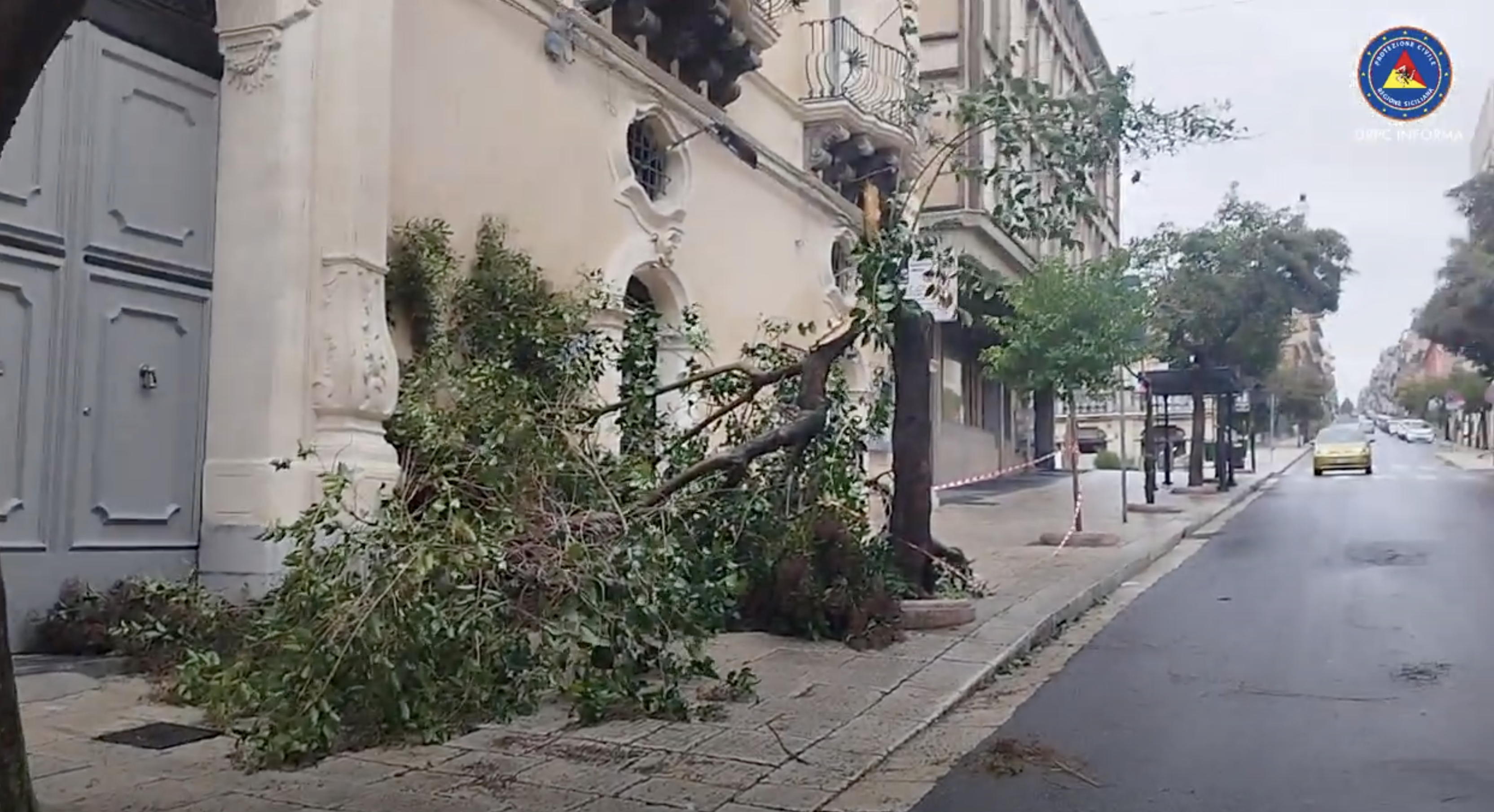 A Ragusa città tetto vola via da casa, alberi abbattuti in Corso Italia. VIDEO E FOTO