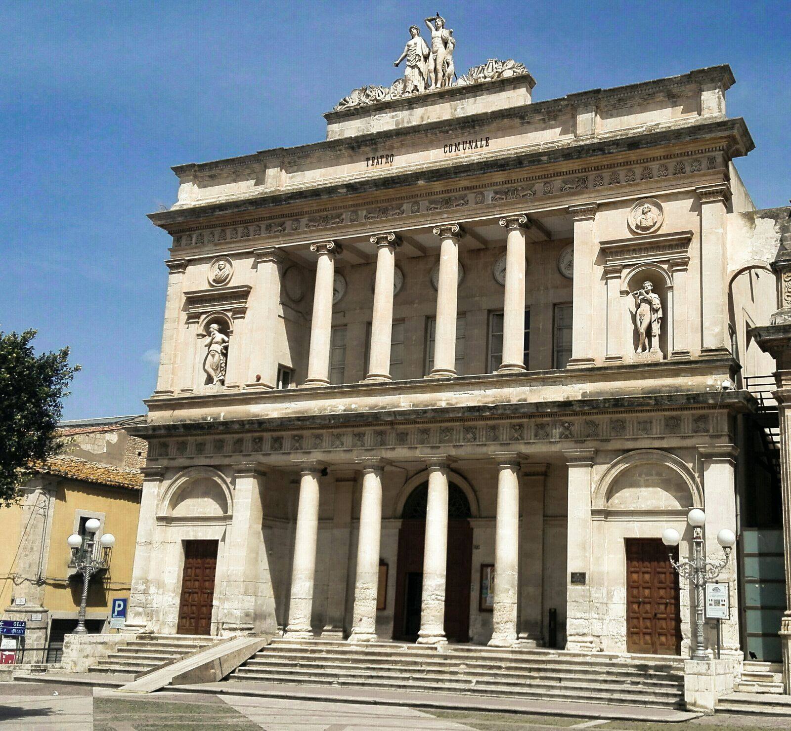 Il teatro “Vittoria Colonna” nel mirino dei malviventi: danni e paura