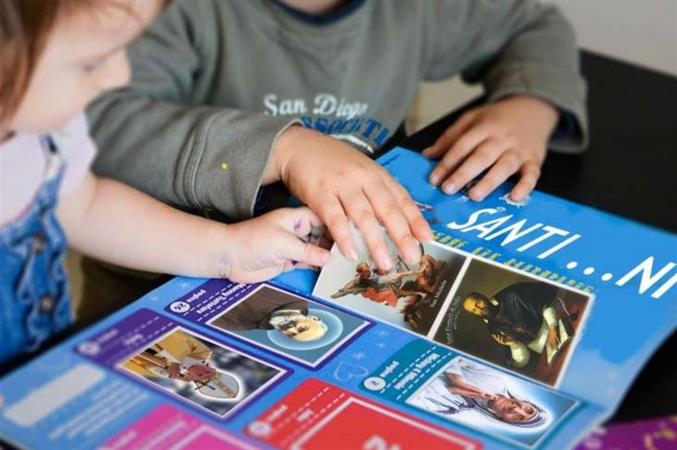 Nel catanese, il prete che inventa l’album di figurine dei Santi