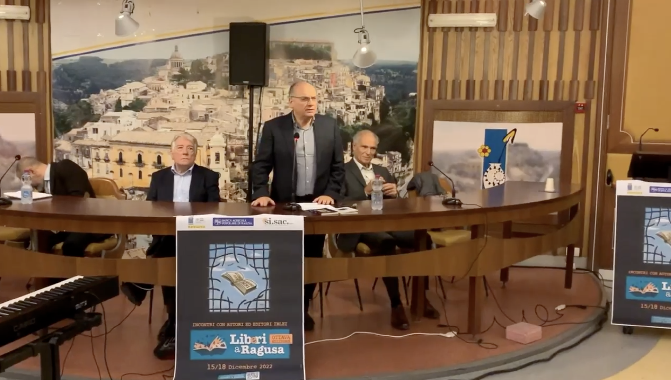 Matteo Collura ha aperto “Lib(e)ri a Ragusa”. Si prosegue con nuove presentazioni, video e passeggiate