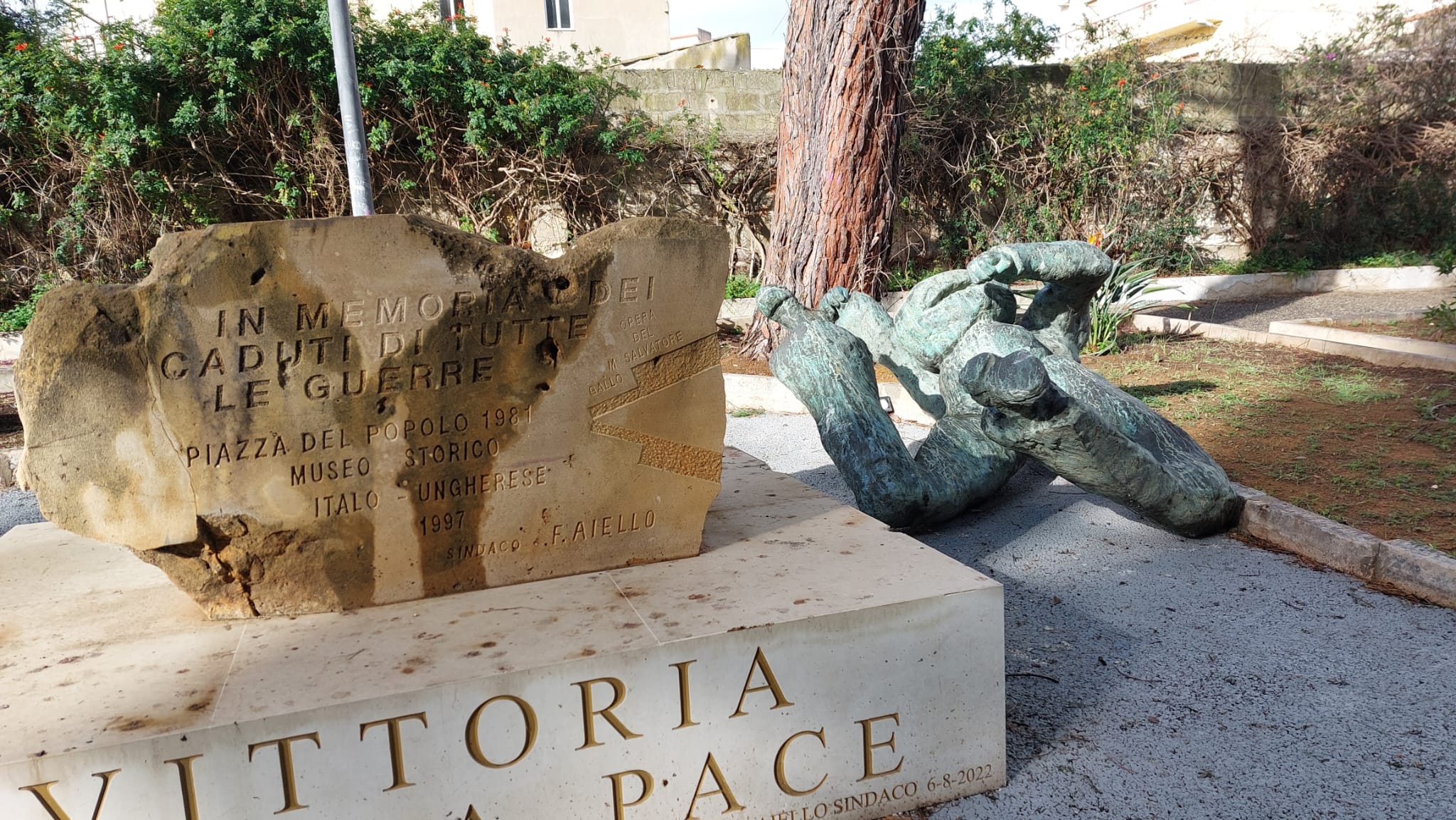Vandali colpiscono ancora: danneggiato il monumento contro la guerra ...