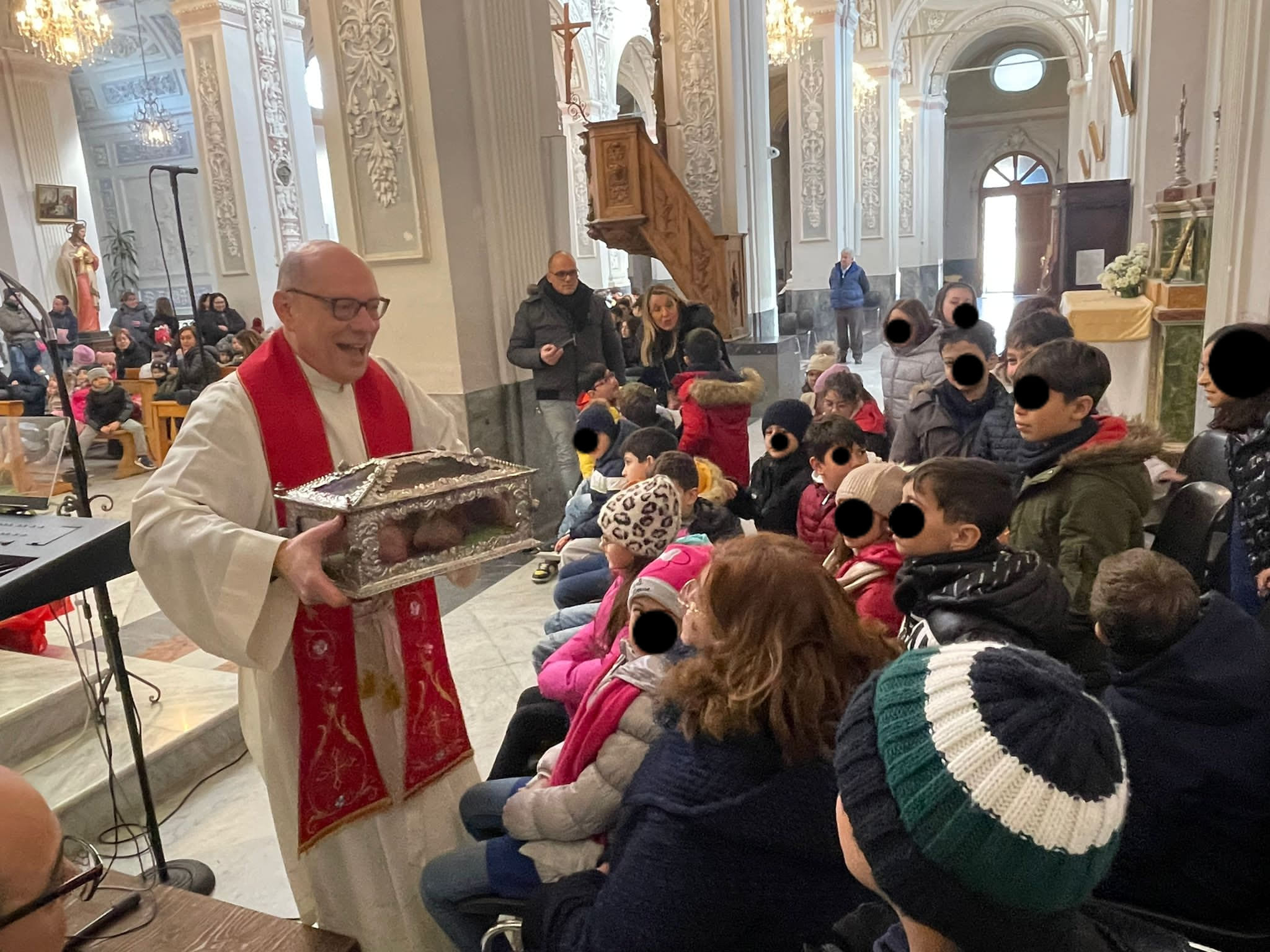 Le reliquie di Santa Lucia mostrate agli alunni delle elementari