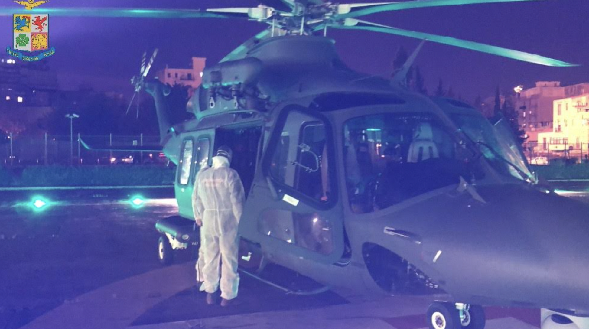 L’aeronautica militare trasporta d’urgenza un bambino in ospedale a Taormina. Era a bordo di una imbarcazione di migranti ribaltatasi in mare.