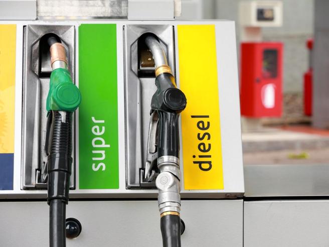 Costo dei carburanti più basso? E’ dovuto al crollo del prezzo del petrolio