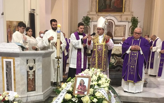 I funerali di Maria Carmela Di Bennardo, la maestra di Acate morta in un tragico incidente