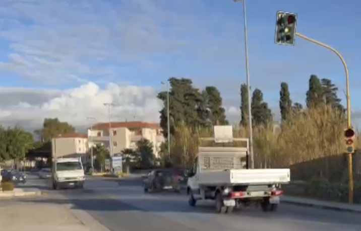 Quel semaforo in via Lavore a Vittoria non funziona: situazione pericolosissima