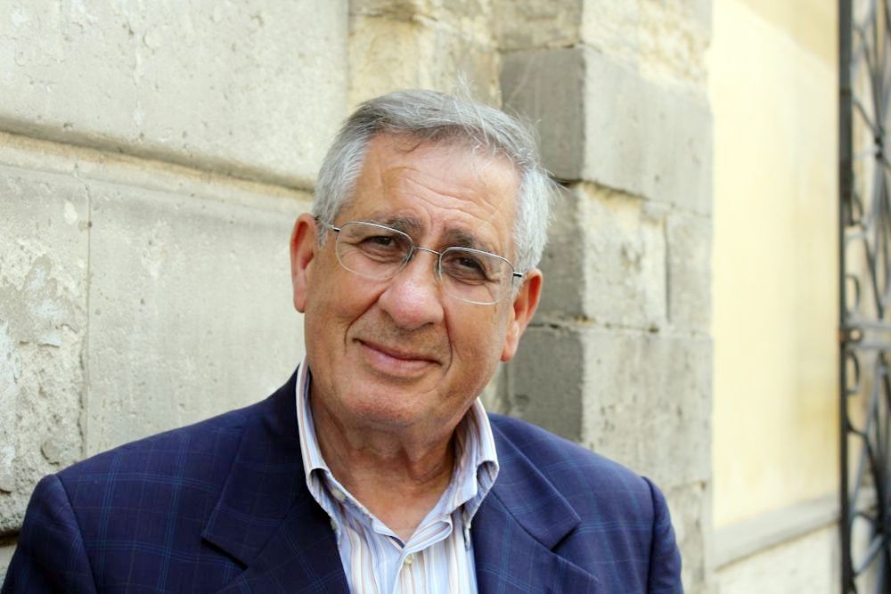 Il sindaco Aiello si intesta, economicamente, il restauro del Crocifisso abbandonato
