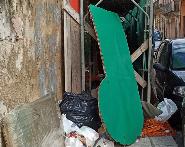L’impalcatura di via Rapisardi a Ragusa trasformata in una discarica a cielo aperto