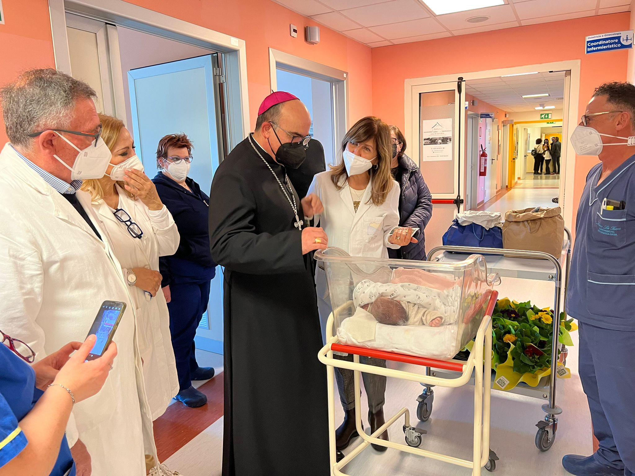 Si celebra la vita ed il Vescovo La Placa benedice le puerpere