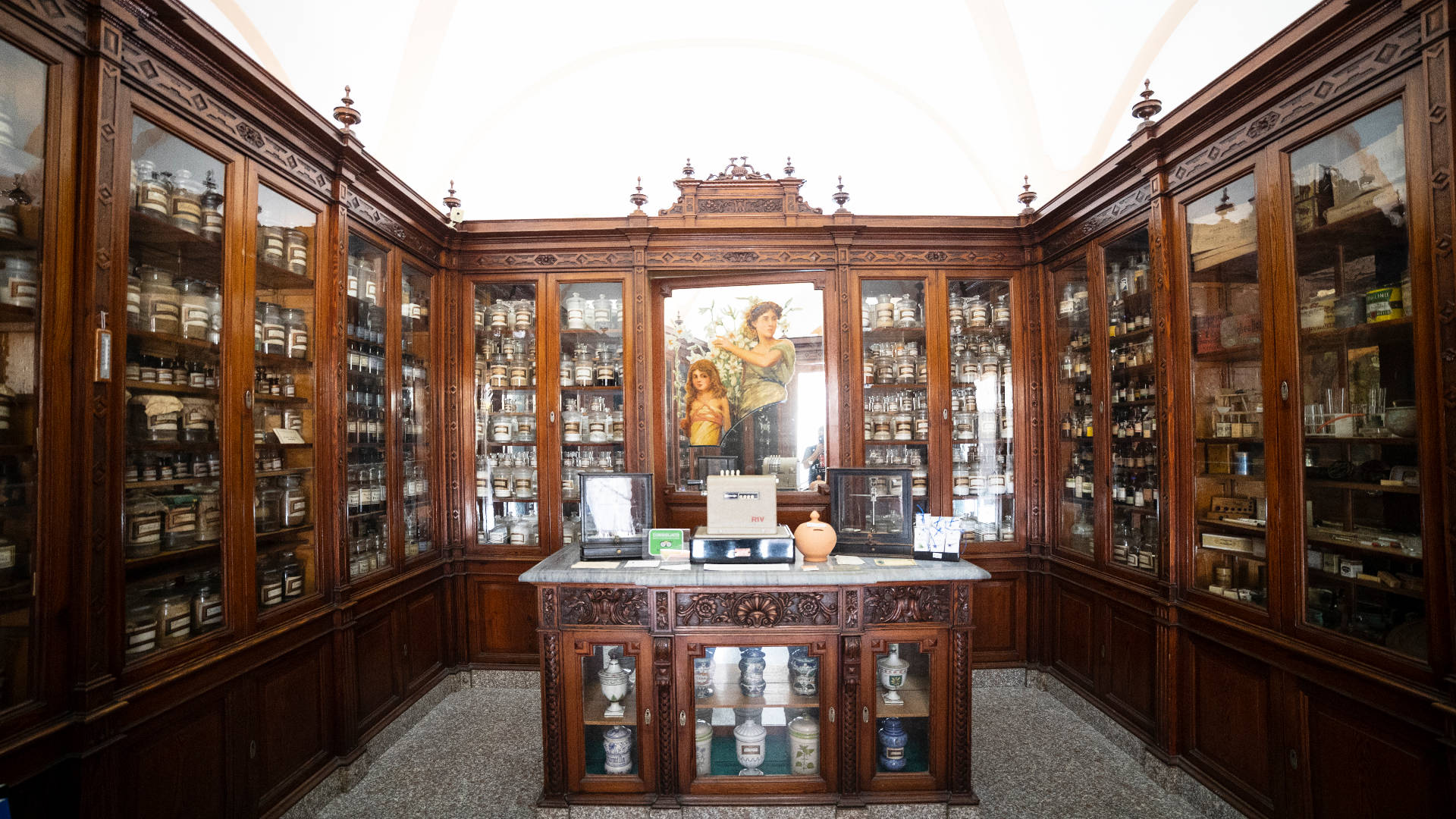 L’arte contemporanea del messinese Barchitta nell’Antica Farmacia Cartia a Scicli