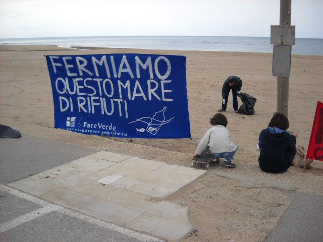 Ripuliamo il mare dalla plastica: la bella iniziativa a Scoglitti