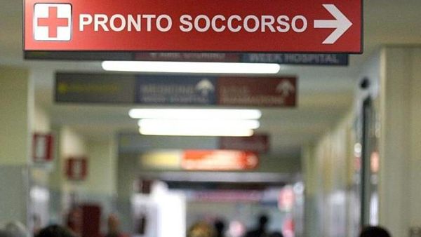 Aggredisce sanitari e poliziotti al Pronto Soccorso di Caltanissetta: arrestato 20enne