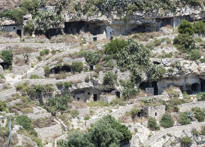 Consegnate all’Ente Parco di Kamarina le aree delle Grotte di Chiafura e del colle San Matteo a Scicli. E’ l’avvio della progettazione esecutiva