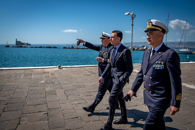 A Pozzallo hot spot pieno. Prima dello sbarco la visita istituzionale di Nino Minardo a Capitaneria e Guardia di Finanza