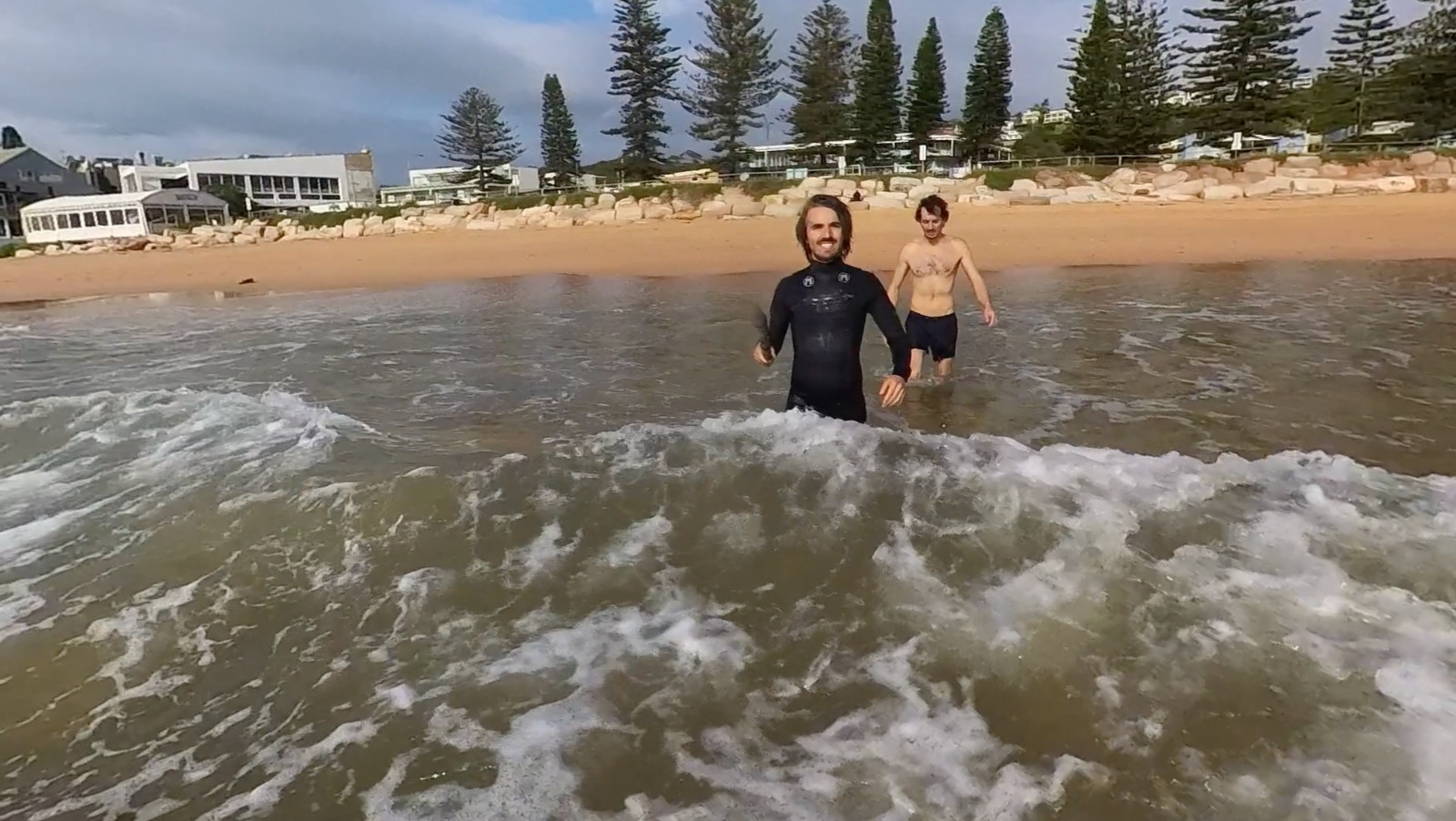 Bagno in tutte le spiagge di Sidney in meno di 24 ore. Per Gerry Scotti potrebbe essere guinnes. VIDEO