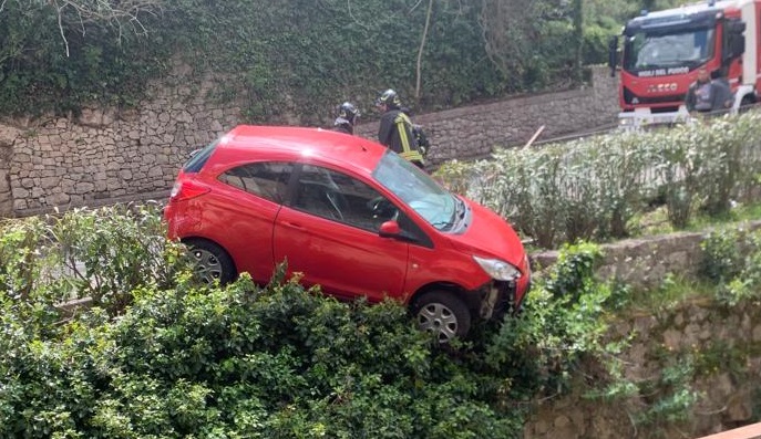 Auto rischia di precipitare nel vuoto a Ibla: illeso per miracolo il conducente