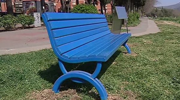 Una panchina blu in Largo Gramsci, nel centro città a Scicli