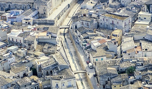 Una cartolina da Scicli. Attesa  in città per “a nisciuta ri l’Uomo Vivo”