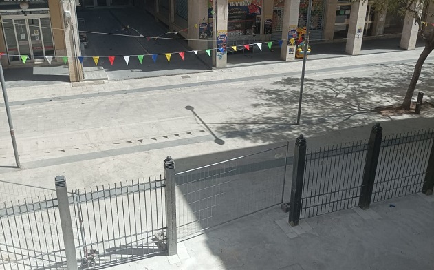 Polemiche per le transenne in via Cavour a Vittoria: bloccano il piano di evacuazione della scuola