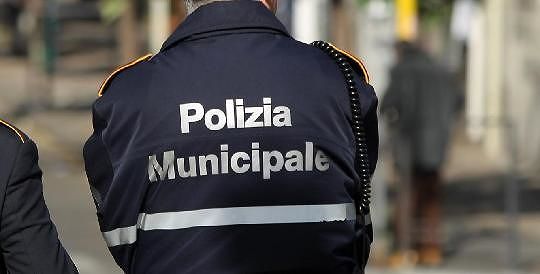 Tossicodipendente in astinenza ferisce vigile urbano