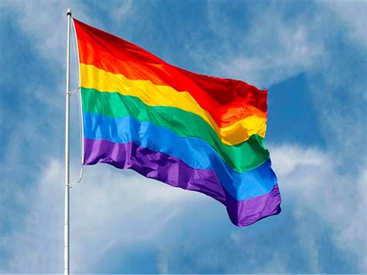 Giornata internazionale contro l’omofobia: sul balcone del Comune di Ragusa sventolerà la bandiera arcobaleno