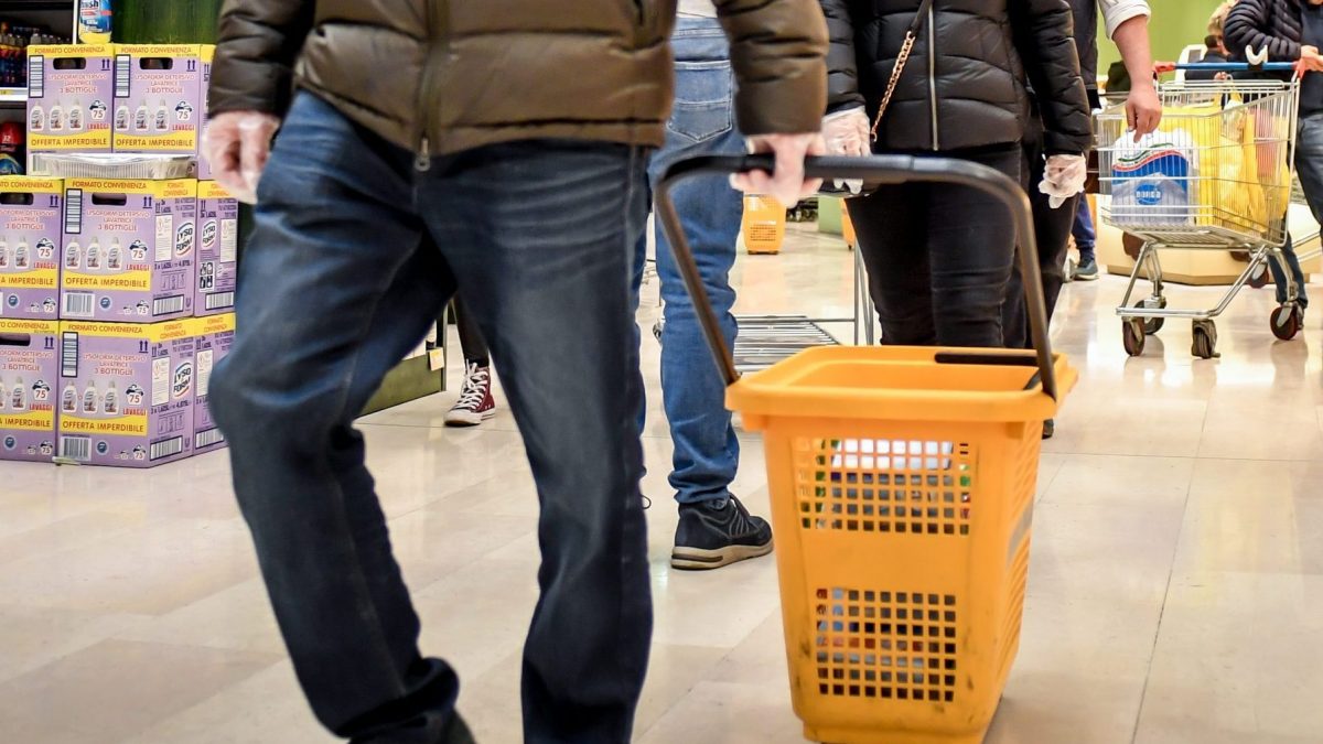 Accoltellamento durante la spesa in un supermercato