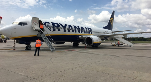 Ryanair cancella oltre 400 voli. Migliaia di passeggeri restano a piedi