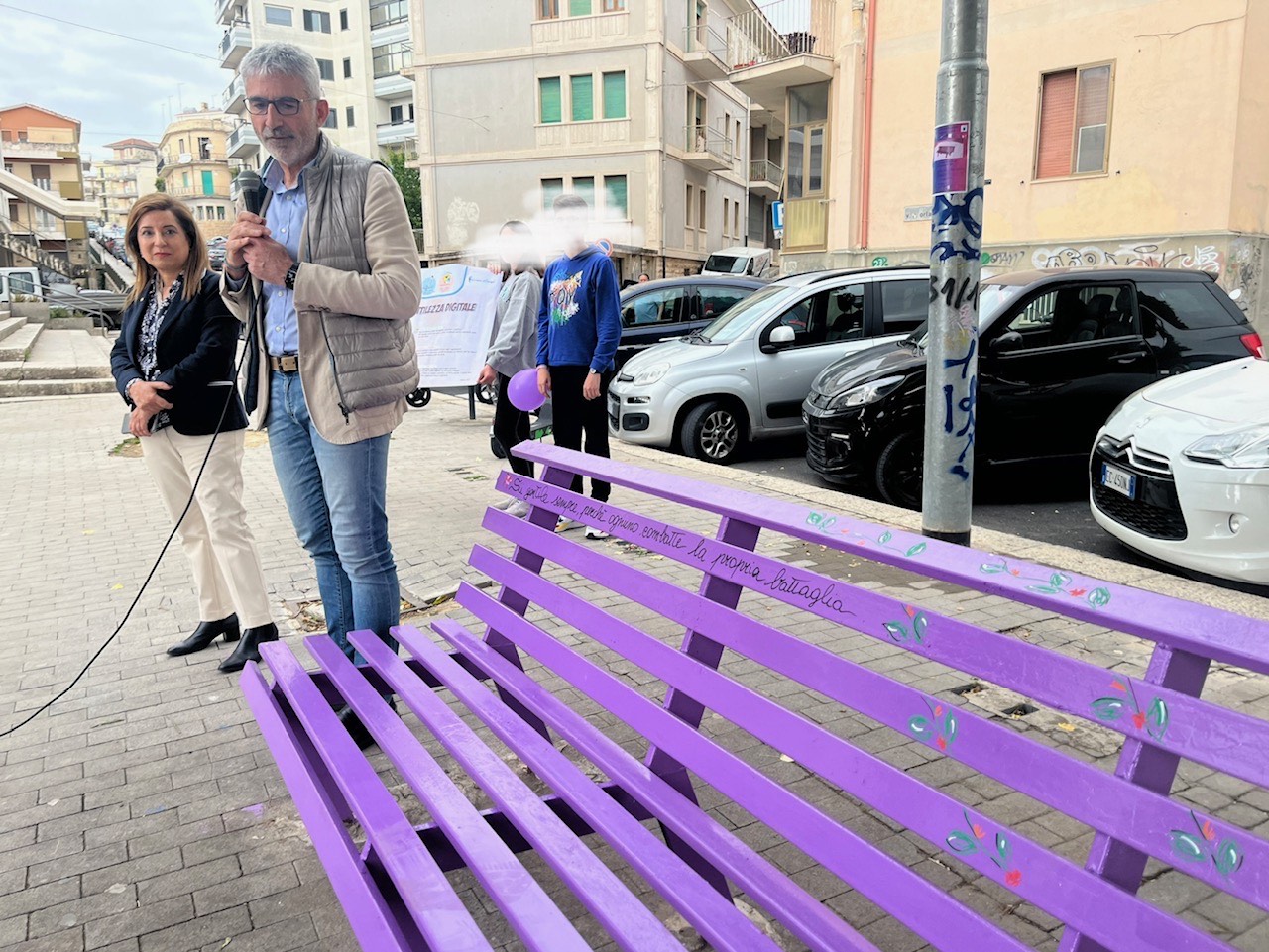Una panchina viola : i bambini della Crispi “insegnano” il valore della gentilezza