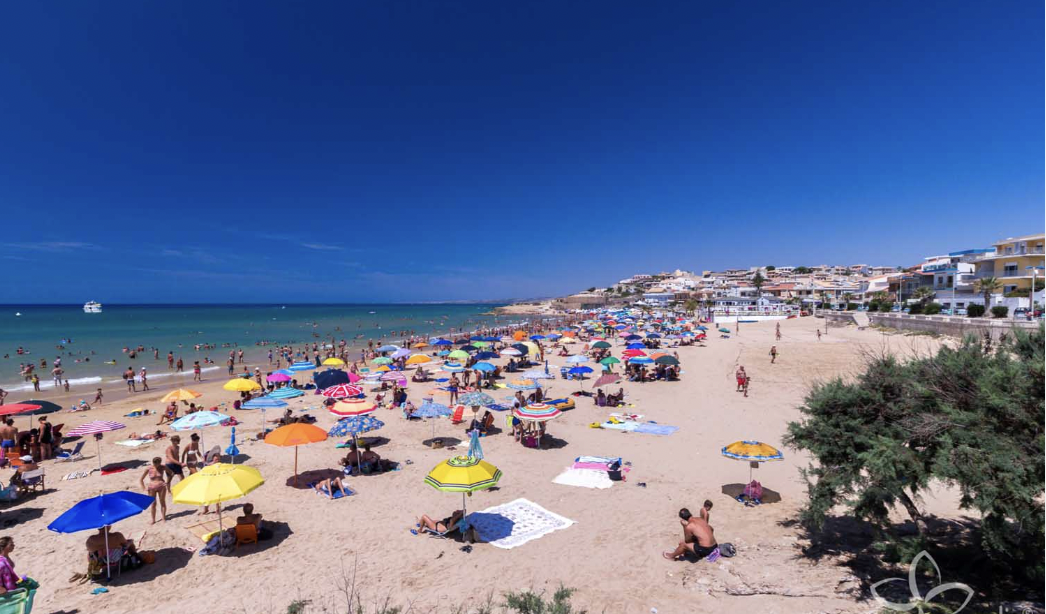 Litigano in spiaggia a Cava D’aliga e finisce a coltellate. Due i feriti. Sono fratelli
