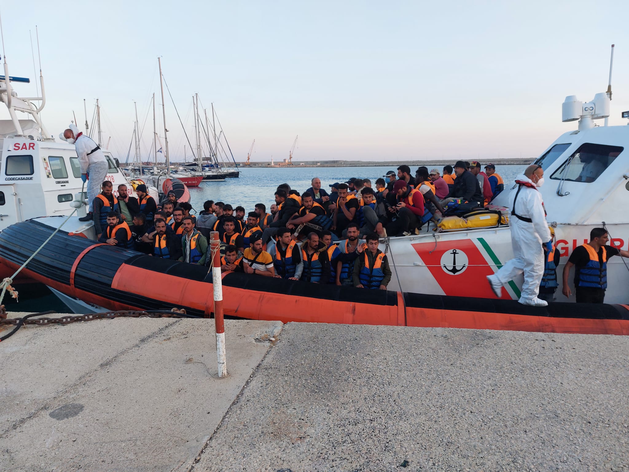 Sbarcati 90 migranti: tra loro 17 bambini