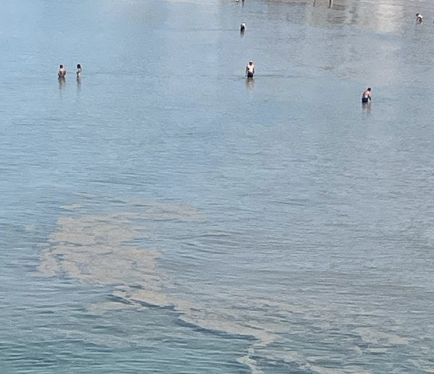 Ma non siamo il mare con la bandiera blu? Eppure strane chiazze a Cava d’Aliga. Per Asp tutto ok