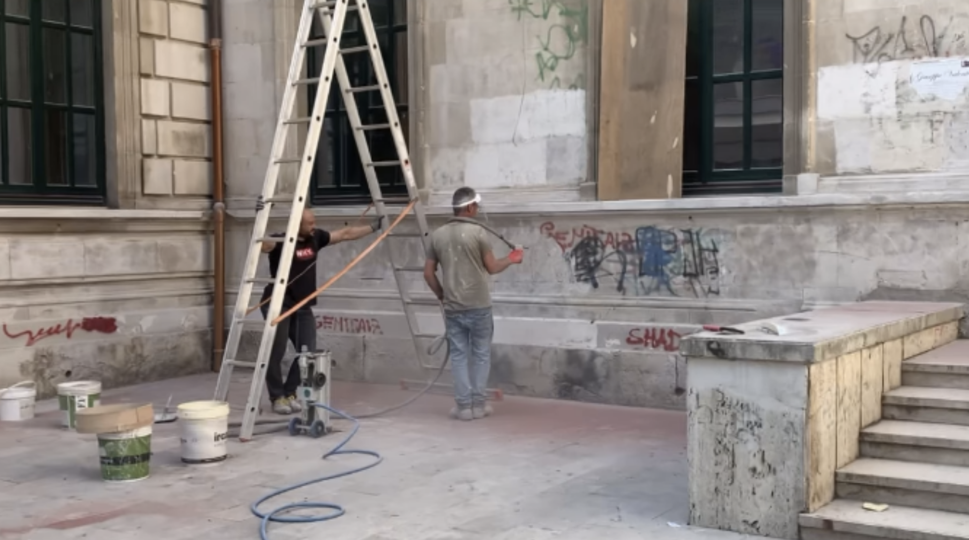 Aerosabbiatura per cancellare scritte volgari su prospetto scuola a Vittoria