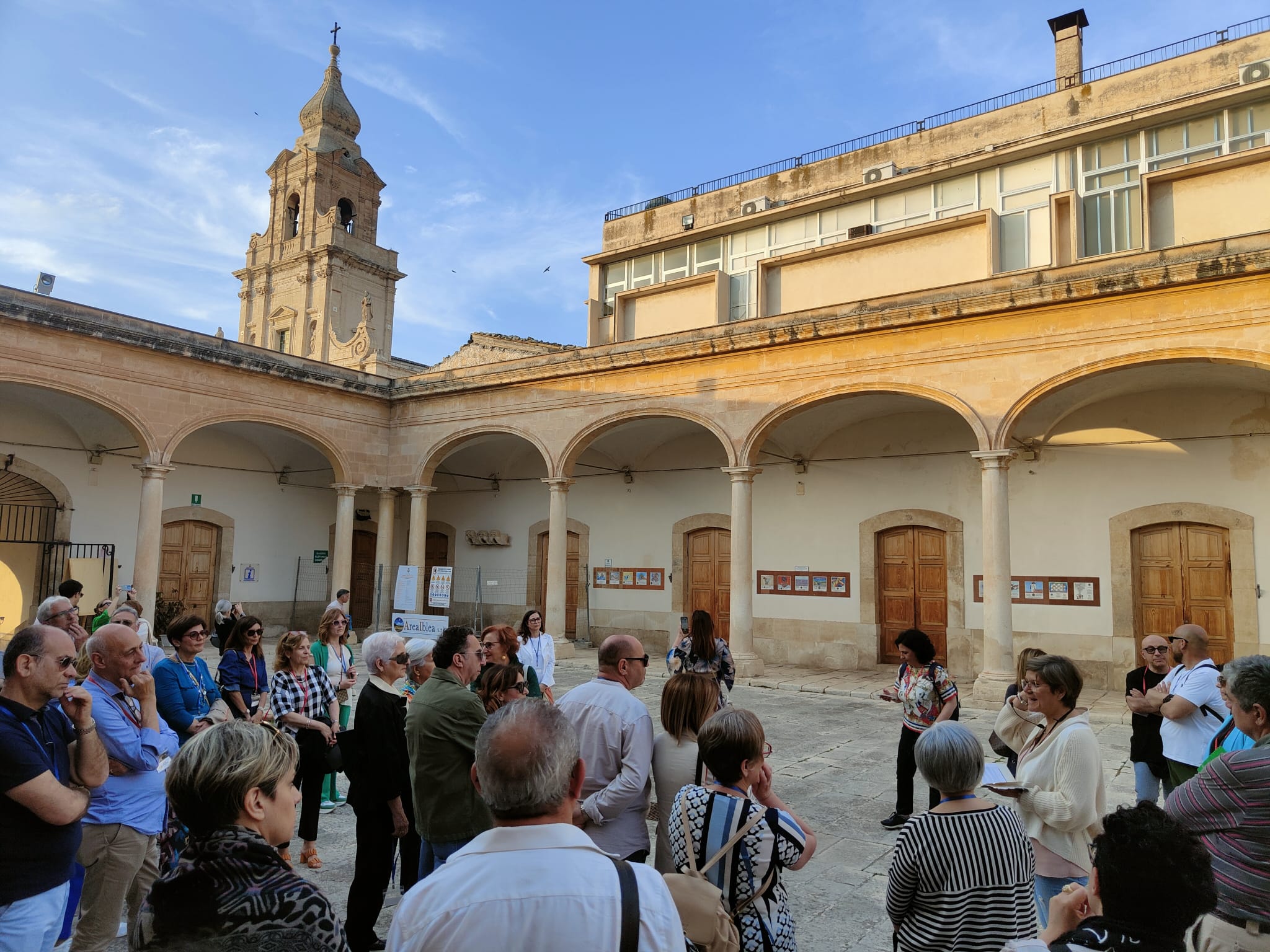 Comiso: grande partecipazione per la passeggiata letteraria dedicata a Gesualdo Bufalino