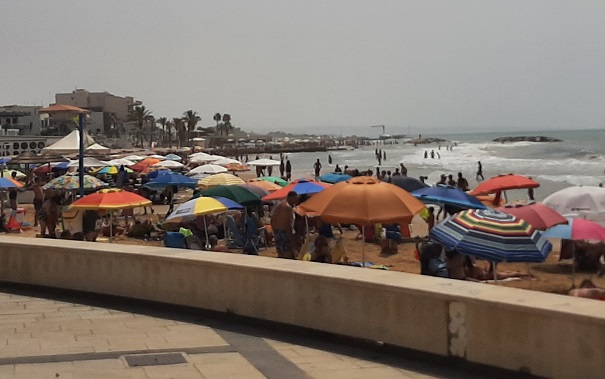 Mare mosso e bandiere rosse: litorale a Marina di Ragusa spazzato dal vento
