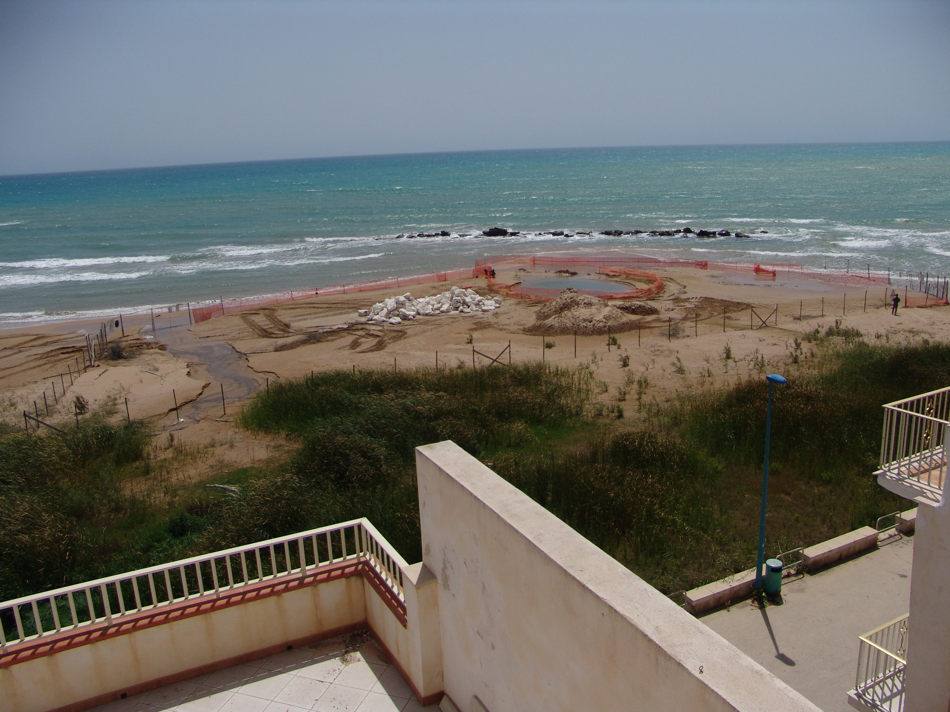 Salvare la spiaggia di Micenci a Donnalucata e la sua Fonte delle Ore. Non si ferma la raccolta di firme