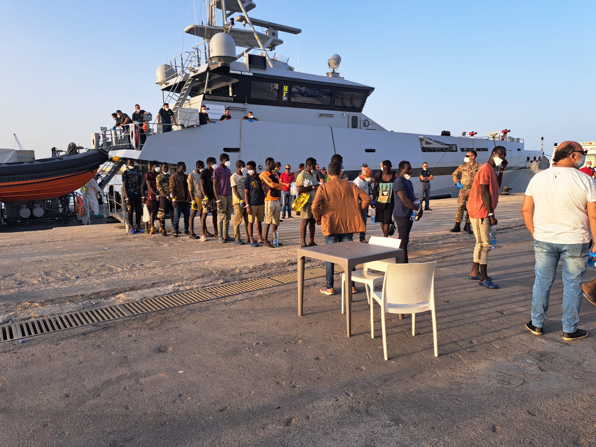 Hot spot di Pozzallo sotto pressione: continuano i trasferimenti da Lampedusa