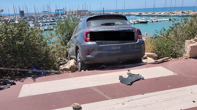 Incidente a Marina: auto sfonda muro della pista ciclabile, in bilico sul fondo